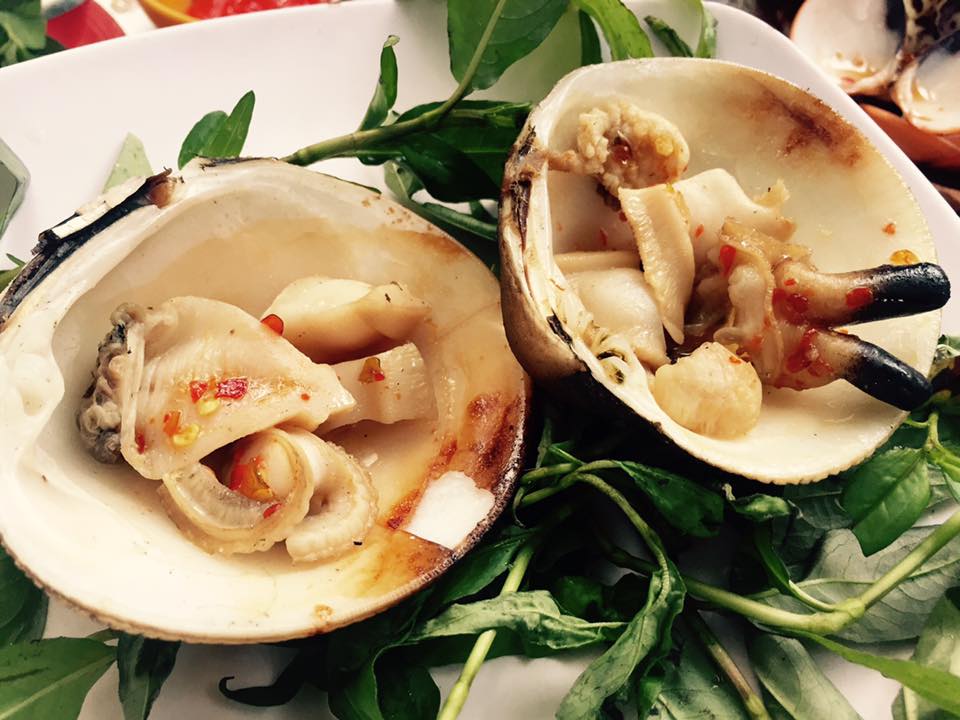 Grilled scallops with salt and chilli