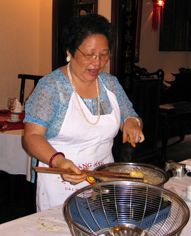 Mrs.Pham Anh Tuyet is preparing the Grilled Spring Rolls