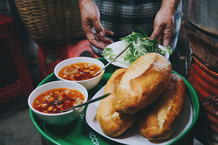 Vietnamese Sandwich with Meatball (Bánh Mì Xíu Mại) - The delicous street food in Da Lat