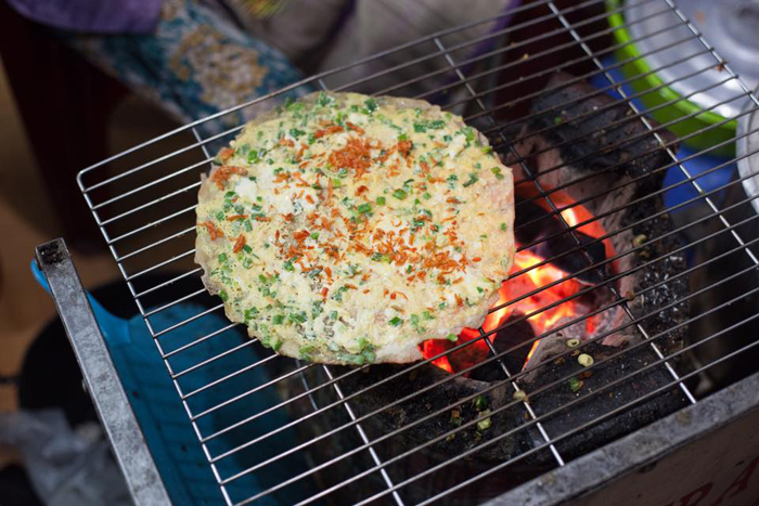 Grilled Rice Paper (Bánh Tráng Nướng) – Good food for cool everning!