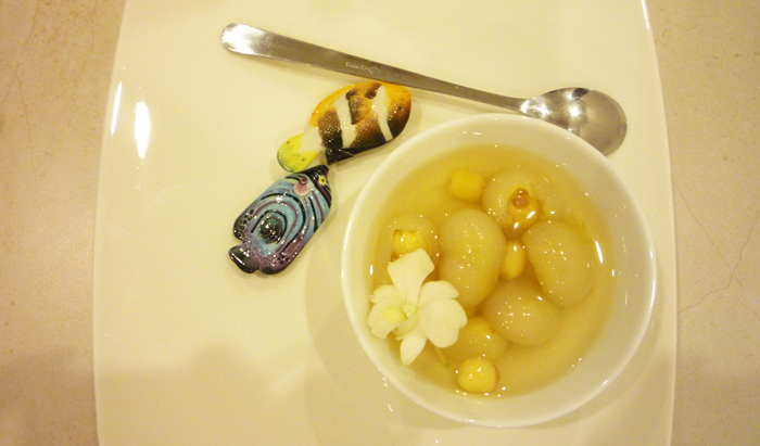 Vietnamese sweet soup of longan and lotus seed (Chè Long Nhãn Hạt Sen)