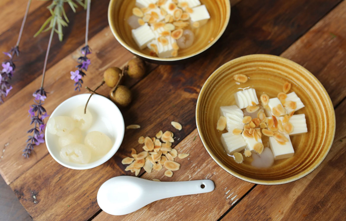 Sweet dessert of cheese jelly, almond, and longan (Chè Khúc Bạch)