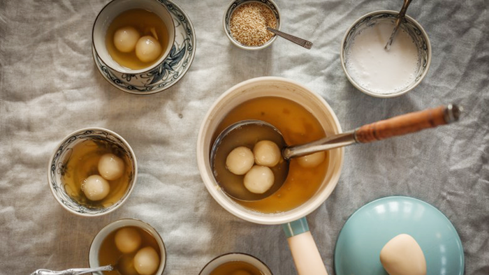 Rice ball soup with ginger (Chè Trôi Nước)