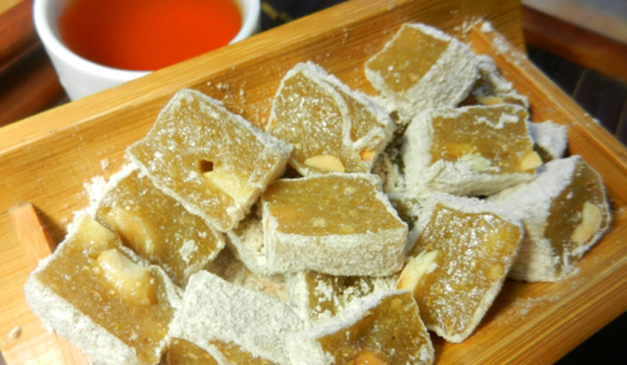 A kind of traditional roasted sticky rice (Bánh Chè Lam)