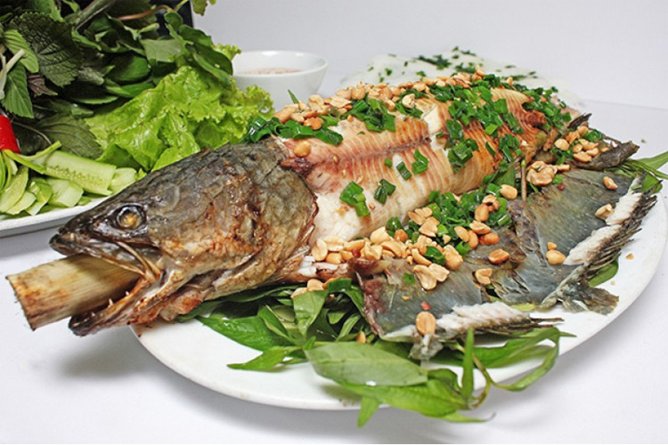 Snakehead skewered by the bamboo stick and grilled in straw (Có Lóc Nướng Trui)