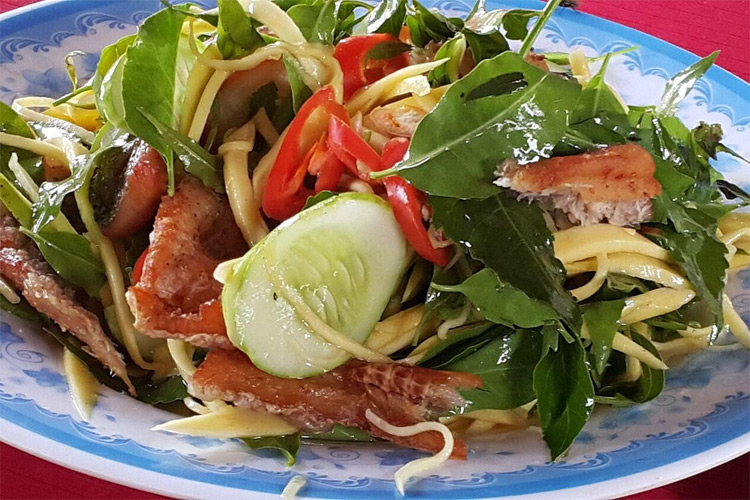 Salad with Neem tree leaves and snakeskin gourami fish (Gỏi Sầu Đâu Cá Sặc)