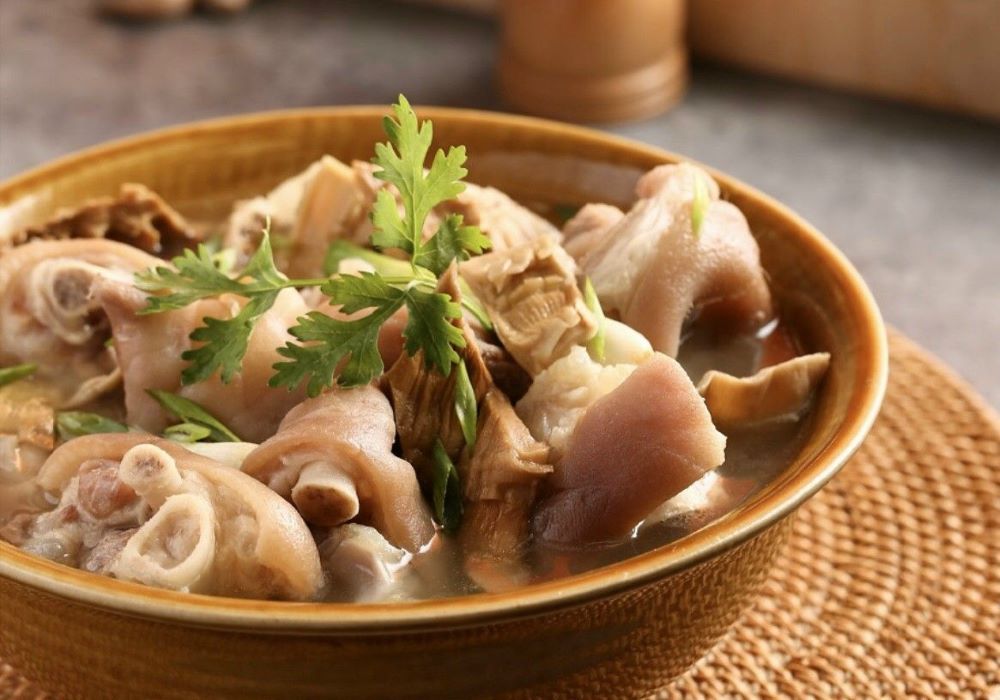 Dried bamboo shoots stewed with pig's feet (Măng hầm chân giò)