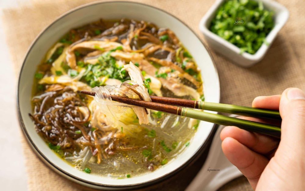 Vermicelli, bamboo shoot, chicken soup (Miến măng gà)