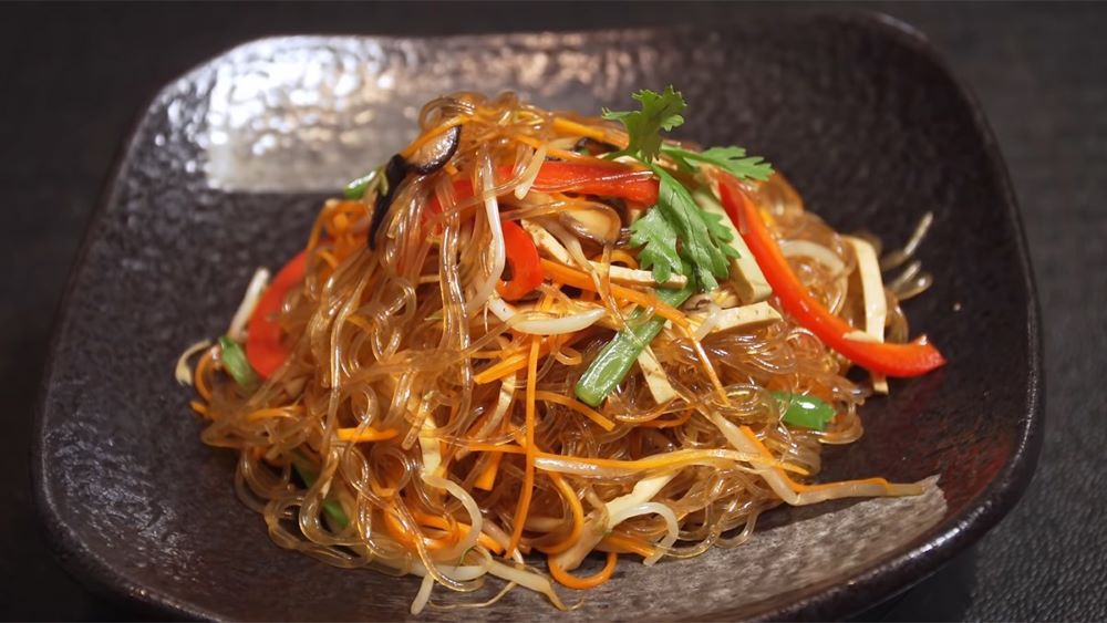 Stir-fried mixed vermicelli (Miến xào)